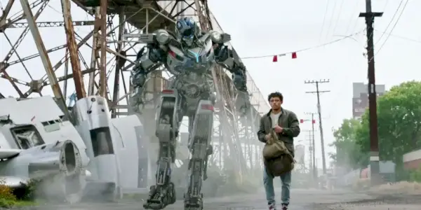 Anthony Ramos nei panni di Noah e Mirage camminano tra i detriti in Transformers 7