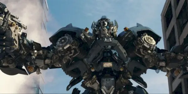 Ironhide in Transformers Dark of the Moon punta le pistole.