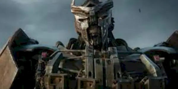 Il Flagello guarda dall'alto in Transformers: L'Ascesa delle Bestie