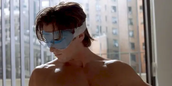 Patrick Bateman (Christian Bale) w masce na oczy w filmie American Psycho