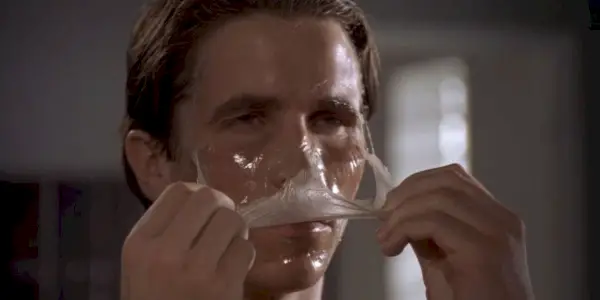 Christian Bale jako Patrick Bateman z American Psycho wykonujący peeling chemiczny na skórze