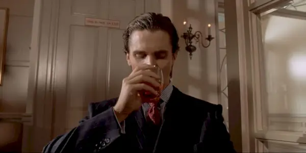Christian Bale pije whisky w American Psycho