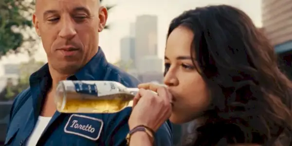 Letty pije Coronę w Fate of the Furious
