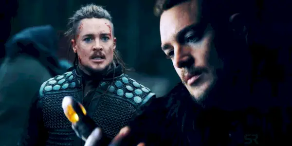 Obraz Aleksandra Dreymona jako Uhtreda patrzącego na swój miecz i zszokowanego w The Last Kingdom: Seven Kings Must Die