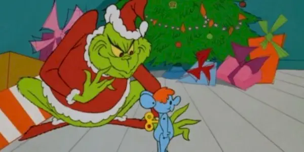 How the Grinch Stole Christmas에서 그린치는 크리스마스 트리 아래에서 장난감을 훔치고 있습니다.