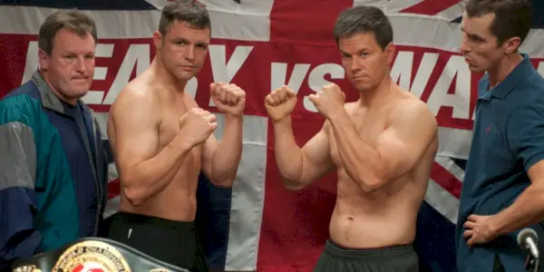 Dicky (Christian Bale) y Micky (Mark Wahlberg) en el pesaje en The Fighter