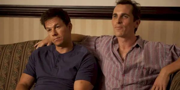 Dicky (Christian Bale) y Micky (Mark Wahlberg) en el sofá en The Fighter