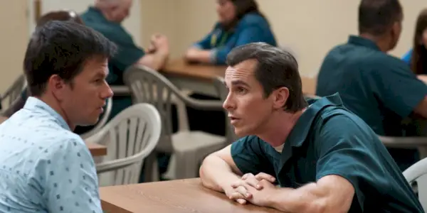 Dicky (Christian Bale) y Micky (Mark Wahlberg) hablando durante una visita en The Fighter