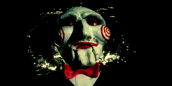Unterer Winkel von Billy the Puppet in Saw