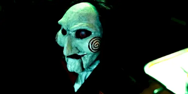 Billy die Puppe im Dunkeln in Saw X.