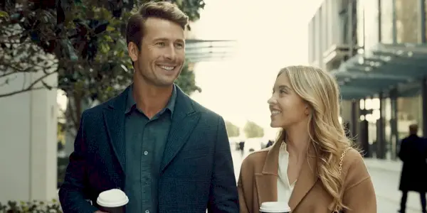 Glen Powell som Ben & Sydney Sweeney som Bea, der går sammen i Anyone But You