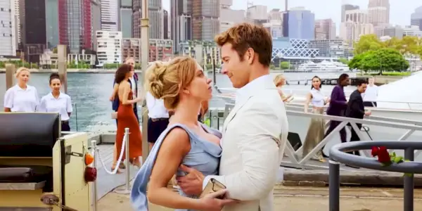 Sydney Sweeney og Glen Powell holder romantisk om hinanden på en kaj i Anyone But You.