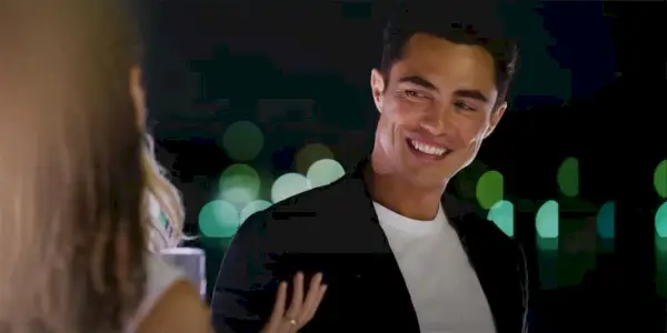 Darren Barnet som Jonathan smilende i Anyone But You