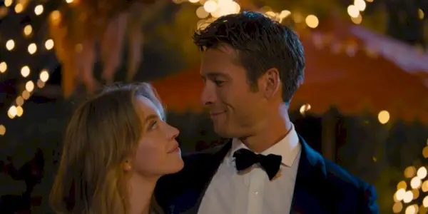Sydney Sweeney og Glen Powell ser på hinanden ved brylluppet i Anyone But You