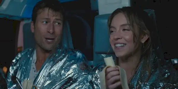 Glen Powell & Sydney Sweeney synger uskrevet i Anyone But You End Credits.webp