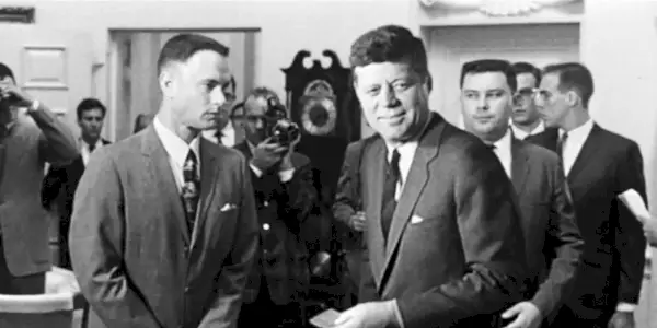 פורסט פאמפ פוגש את JFK.
