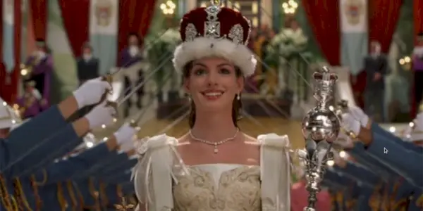 『プリンセス・ダイアリーズ2』で女王として戴冠するミア・サーモポリス(アン・ハサウェイ)