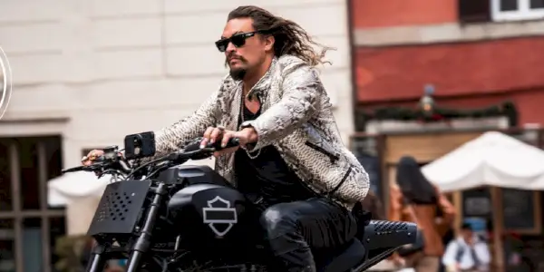 Jason Momoa jezdí na motorce ve Fast X.