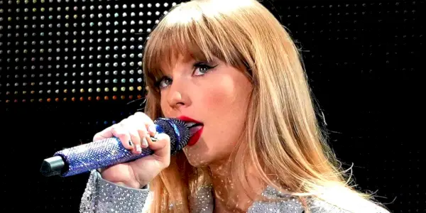 Taylor Swift는 Eras Tour 다큐멘터리에서 노래를 부르고 있습니다.