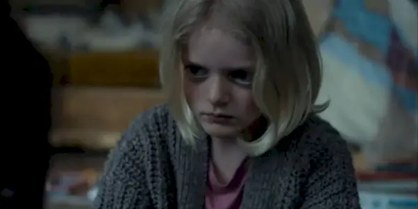 Clara parecendo triste no The Chalk Line.