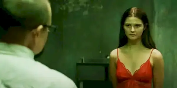 Sara parecendo assustada em Garota no porão