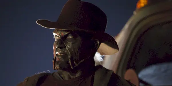 Jeepers Creepers 3에서 밤에 트럭 옆에 서 있는 크리퍼