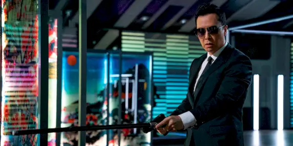 Donnie Yen avec une arme à feu dans John Wick Chapitre 4