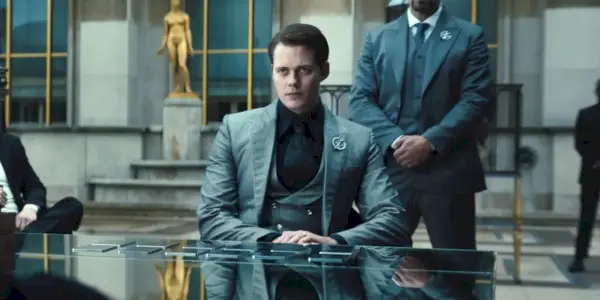 Bill Skarsgard est assis à une table dans le chapitre 4 de John Wick