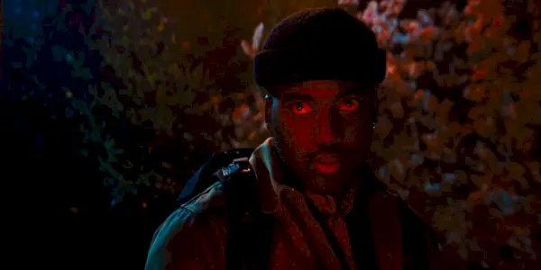 Le traqueur regardant hors écran dans John Wick chapitre 4