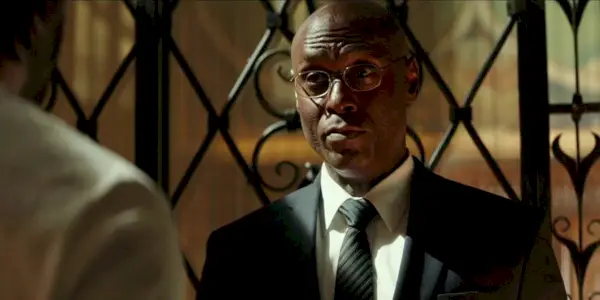 Charon derrière le bureau du Continental dans John Wick