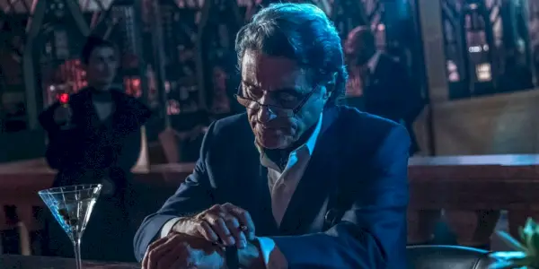 Ian McShane avec un verre de martini dans John Wick Chapitre 4