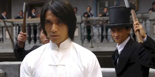 Stephen Chow in Kung Fu Hustle sta per essere attaccato.