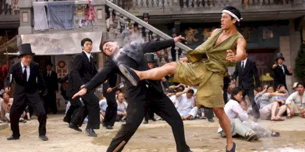 Un personaggio che prende a calci in faccia un altro in Kung Fu Hustle