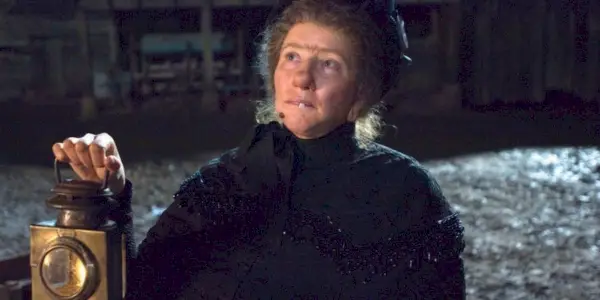 Nanny McPhee segura uma lâmpada em Nanny McPhee