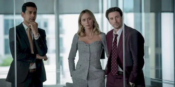 Pain Hustlers의 사무실에 있는 Amit Shah, Emily Blunt, Chris Evans