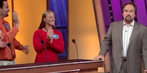 Richard Karn stojący obok rodziny w Family Feud