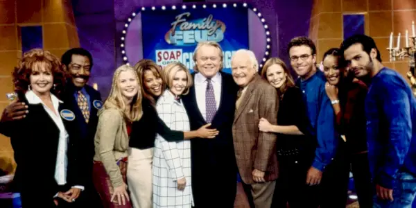 Louis Anderson pozuje z dwiema rodzinami w Family Feud