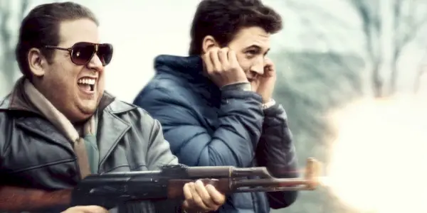 Jonah Hill strzelający z pistoletu w War Dogs