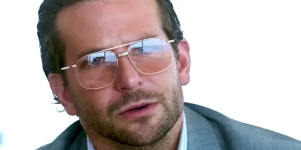 Bradley Cooper w okularach w War Dogs