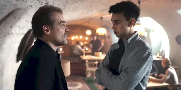 David Harbour a Archie Madekwe vedou vážný rozhovor v hospodě v Gran Turismo