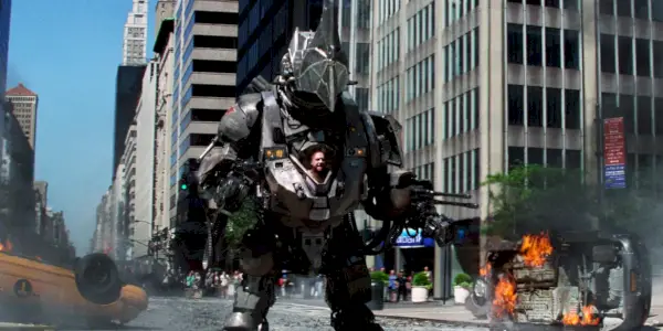 The Rhino raser gjennom en by i The Amazing Spider-Man 2