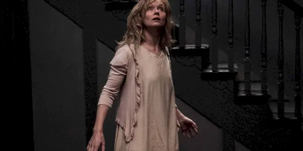 Essie Davis ser redd ut når hun står ved trappene i The Babadook