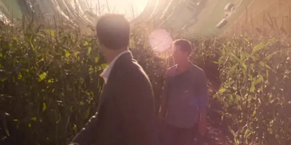 Cooper przygląda się uprawom na stacji Cooper w Interstellar