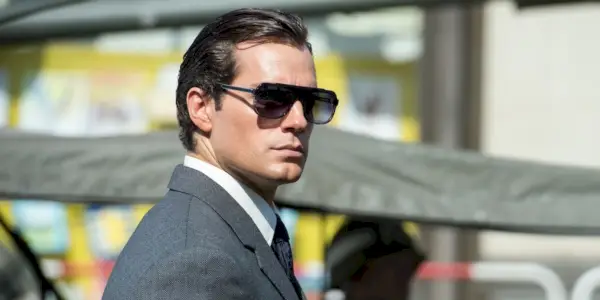 Henry Cavill v slnečných okuliaroch vo filme The Man From U.N.C.L.E.