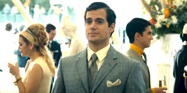 Armie Hammer ako Illya Kuryakin pozerá cez rameno vo filme Muž od strýka