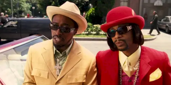 Eddie Griffin i Katt Williams stoją przy samochodzie w Norbit