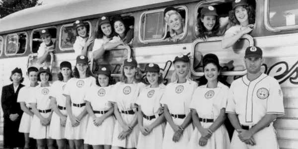The Rockford Peaches poserer foran en bus i A League Of Their Own.