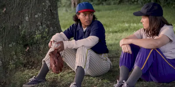 Carson og Max sidder og snakker i A League of Their Own