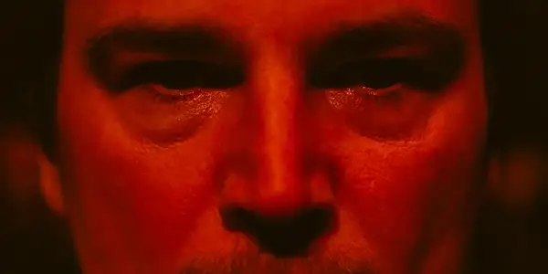 Josh Hartnett with a red glowing light on his face in Trap