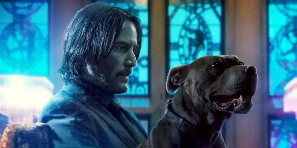 John Wick et Bubba sont assis ensemble dans John Wick 3.